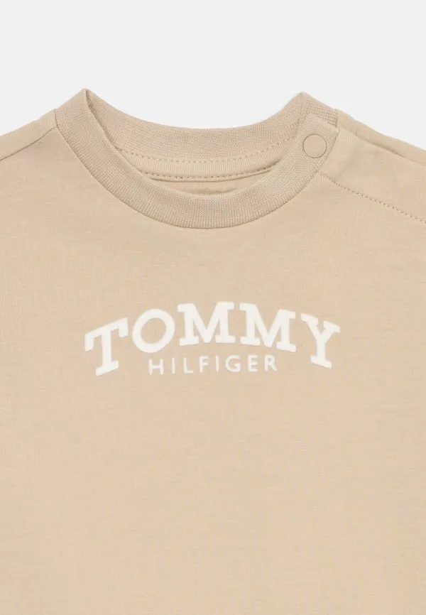 Футболка с текстурированным логотипом Tommy Hilfiger, Gulf Sand — фото 3