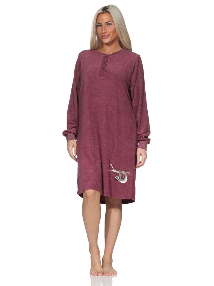 

Ночная рубашка из махровой ткани, с длинными рукавами и манжетами, с рисунком животных в ягодном цвете. NORMANN