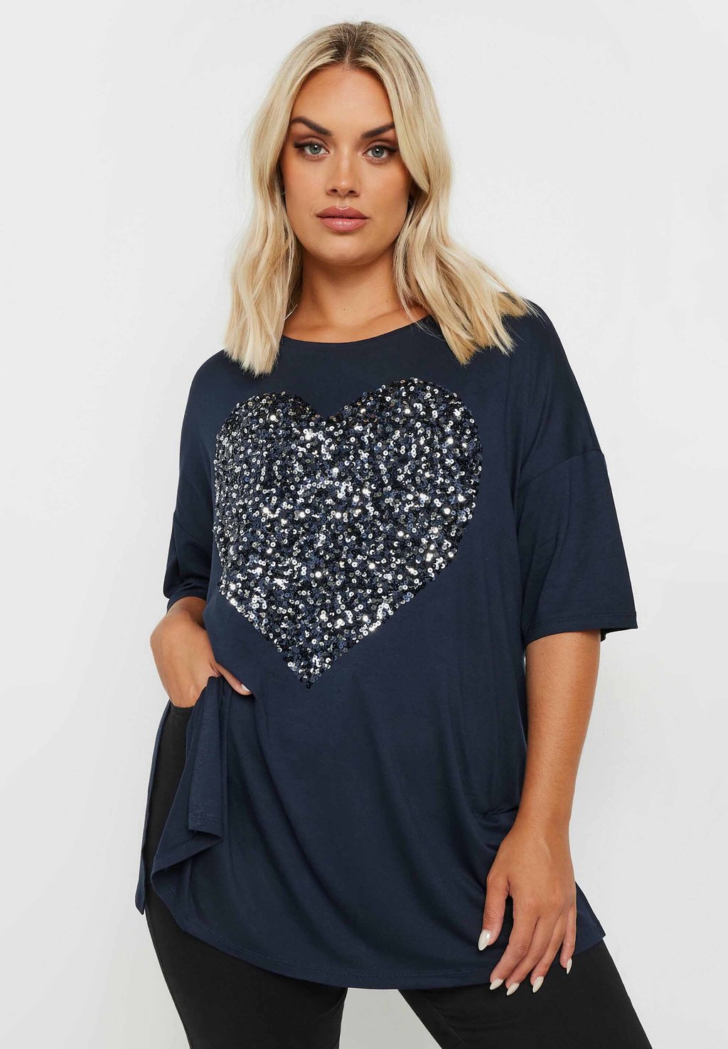 

Футболка с принтом CURVE HEART SEQUIN EMBELLISHED Yours Clothing, темно-синий