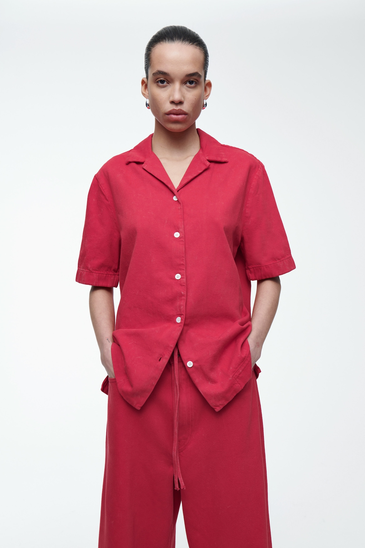 

Выцветшая рубашка с открытыми лацканами-relaxed fit COS, красный