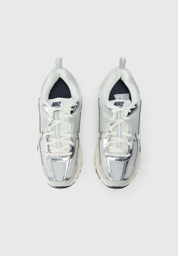 Унисекс кроссовки vomero 5 Nike Sportswear, Iron Grey/Metallic Silver-Coloured/Coconut Milk — фото 4