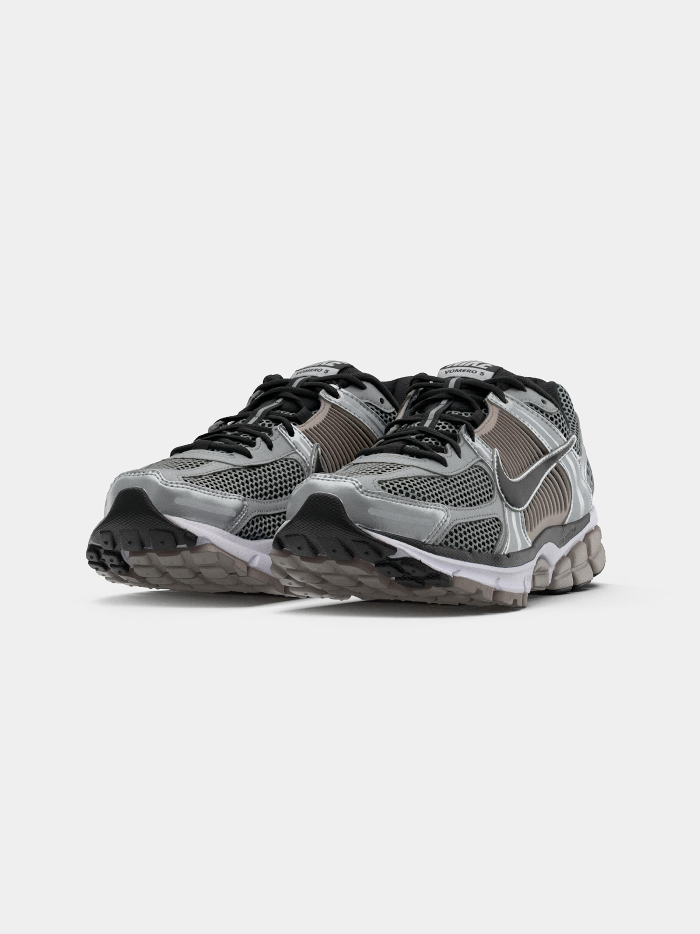 Nike Sportswear Кроссовки 'ZOOM VOMERO 5' в цвете Silver — фото 2