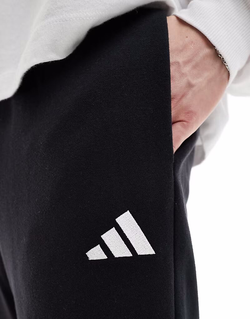 Уютные брюки из французского трикотажа Adidas Essentials черного и белого цвета Adidas Performance — фото 4