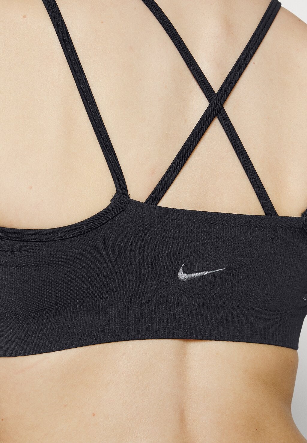 Легкая поддержка спортивного бюстгальтера INDY SEAMLESS BRA Nike Performance, черный — фото 4