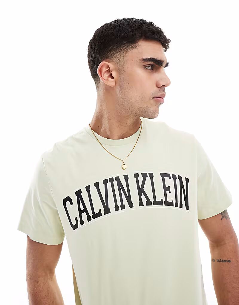

Футболка с логотипом Calvin Klein Jeans в бежевом цвете