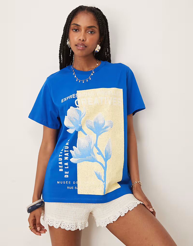 

Футболка ASOS DESIGN прямого кроя с цветочным принтом в тон синего цвета