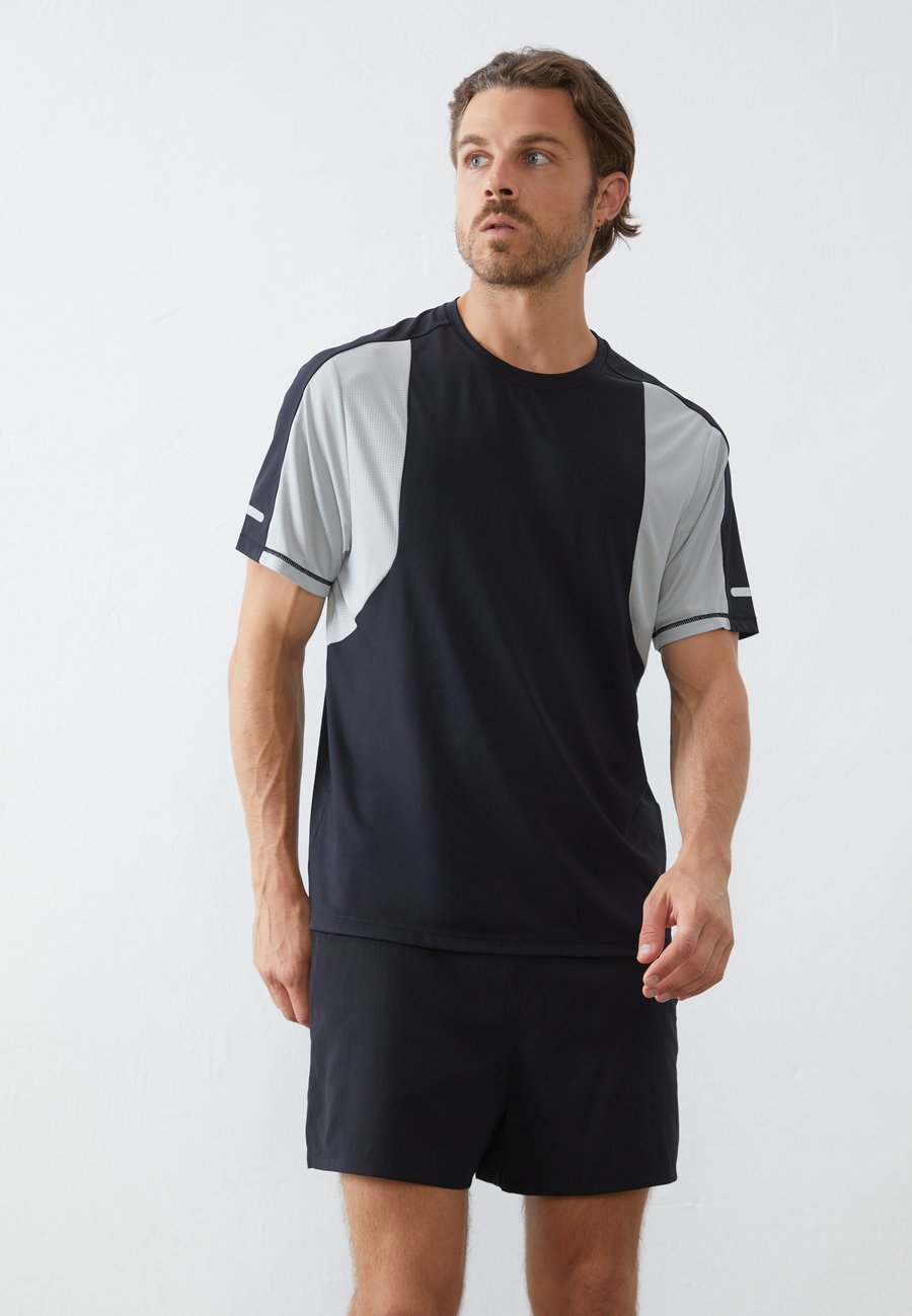 

Футболка Pier One Sport QUICK DRY SHORT SLEEVE T-SHIRT WITH REFLECTIVE STRIP, Black, Черный, Футболка Pier One Sport QUICK DRY SHORT SLEEVE T-SHIRT WITH REFLECTIVE STRIP, Black