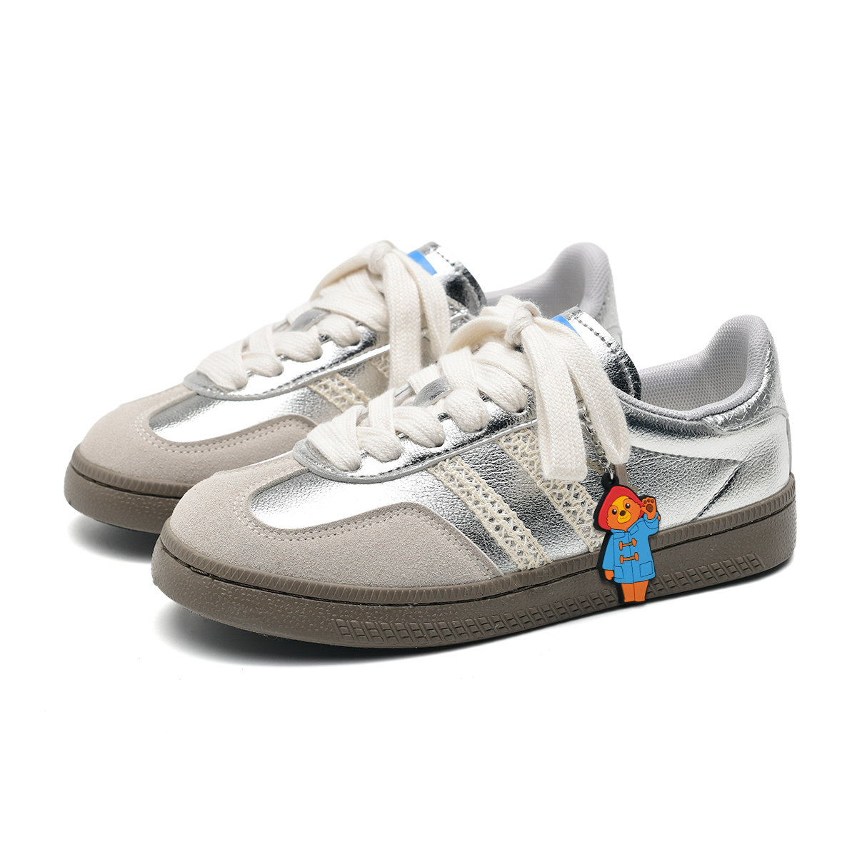 

Paddington Bears Износостойкие и легкие низкие скейтерские кроссовки унисекс серебристые с подвеской медвежонка Паддингтона, цвет Silver (Includes Paddington Bear Loop)