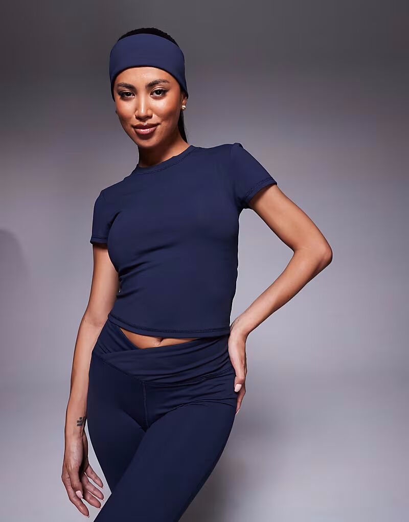 

Мягкая на ощупь спортивная футболка темно-синего цвета 4505