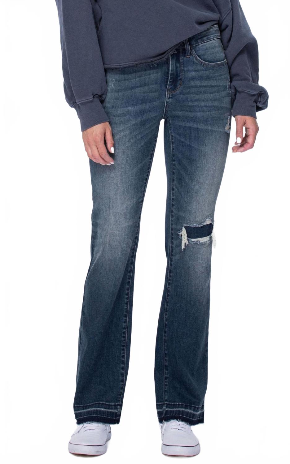 

Judy Blue Джинсы средней посадки, расклешенные, с нашивками, рваными коленями и необработанным краем - большие размеры, синий цвет