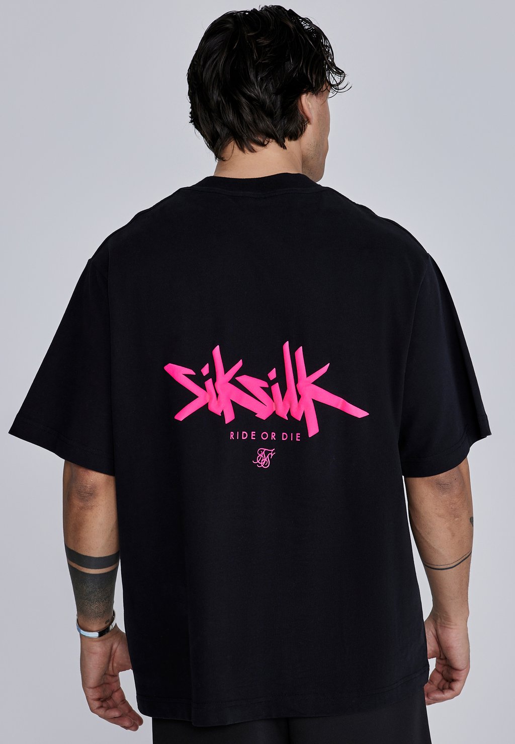 

Футболка с принтом SIKSILK, черный
