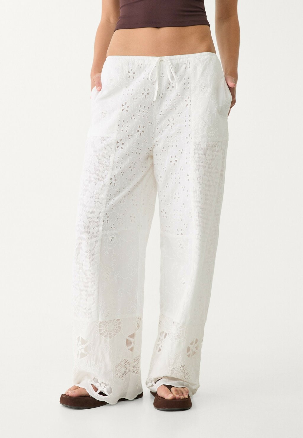 

Брюки EMBROIDERED PATCHWORK Stradivarius, белый
