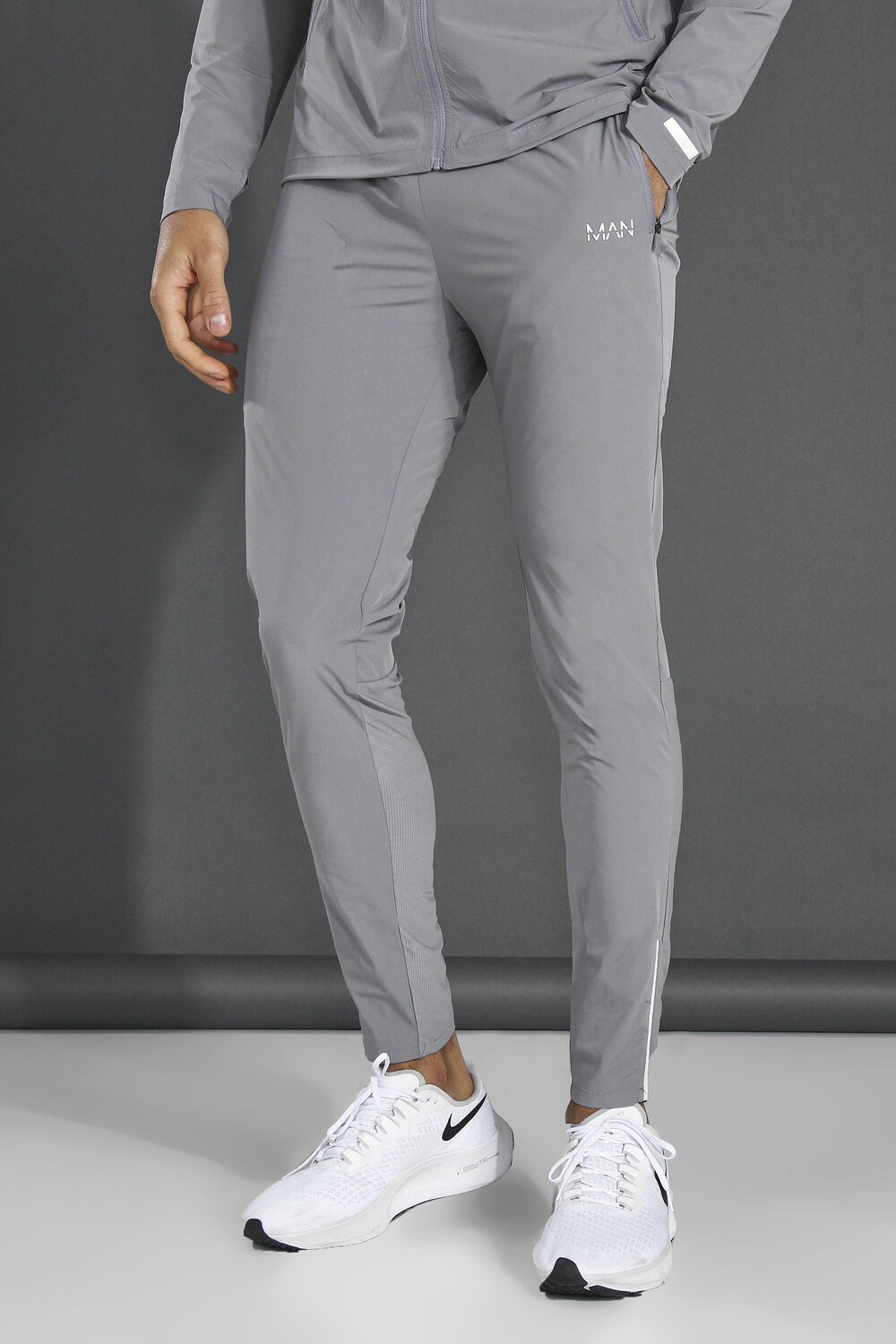 

Легкие спортивные брюки man active Boohoo, серый