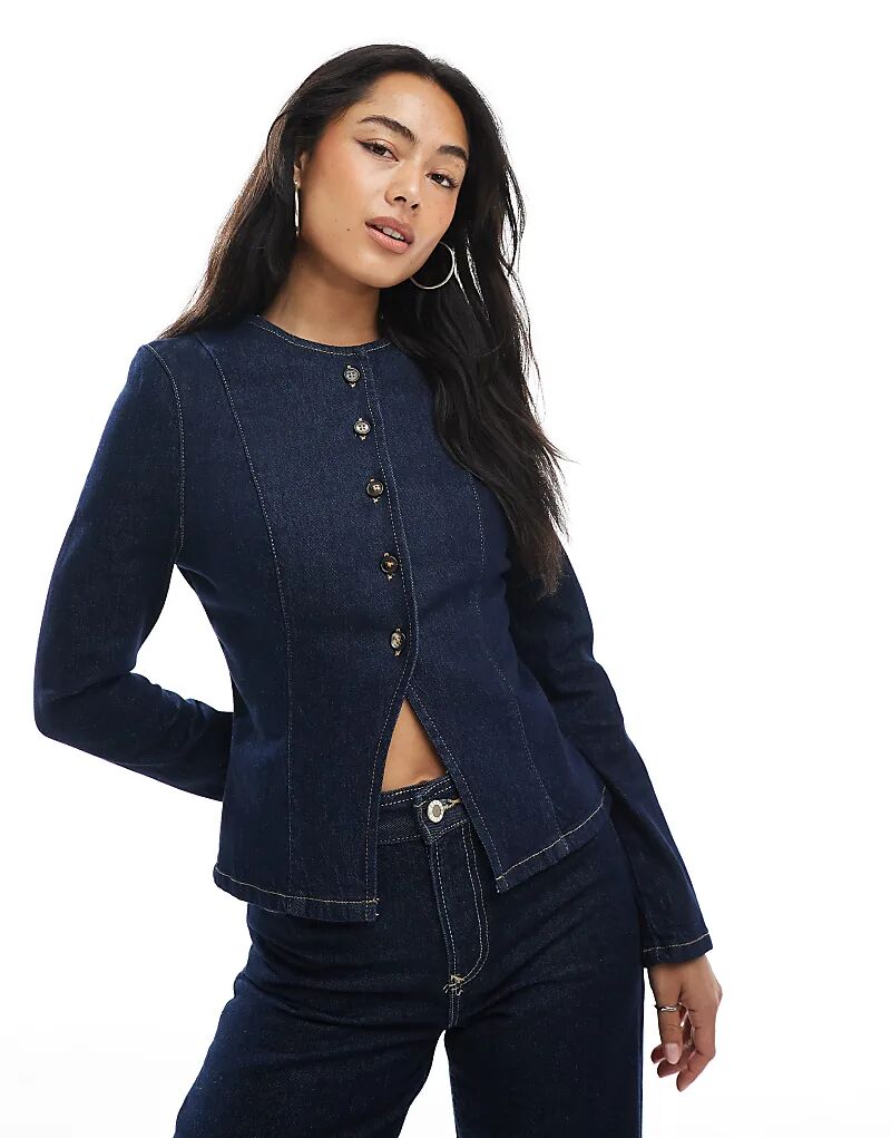 

Джинсовая куртка ASOS DESIGN без воротника с подплечниками и присборенной талией, цвет: стираный