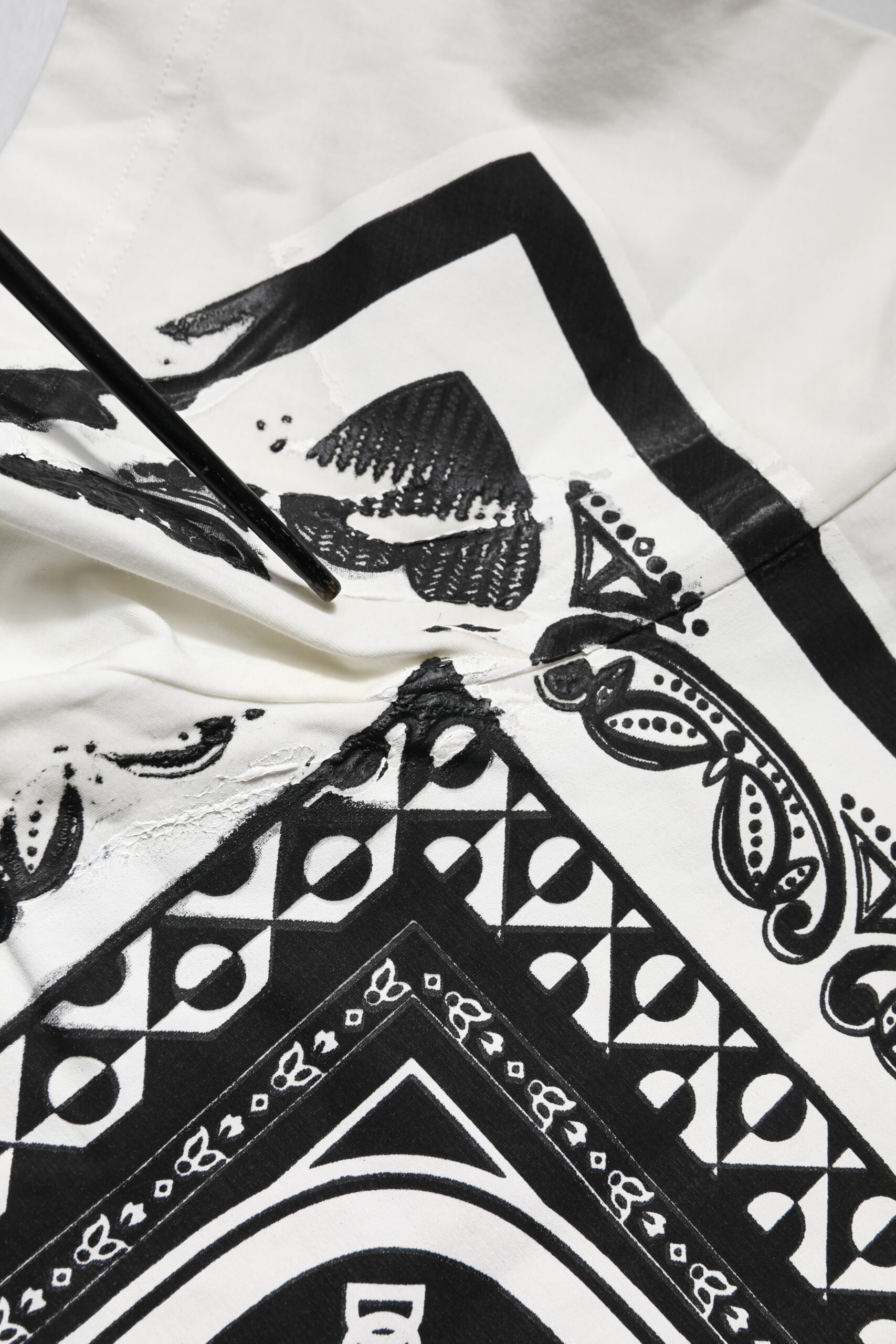 Белая хлопковая мужская футболка с круглым вырезом и принтом бандана Dolce & Gabbana, Black/White — фото 4