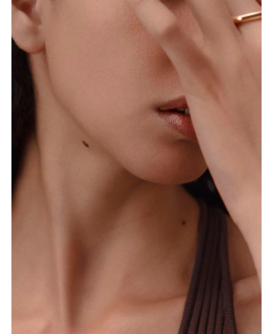 Тональная основа Plein Air, Luminous Matte Skincare Foundation, 1,11 унции HERMÈS, 43w pin is a warm medium бежевый with a touch of peach — фото 3
