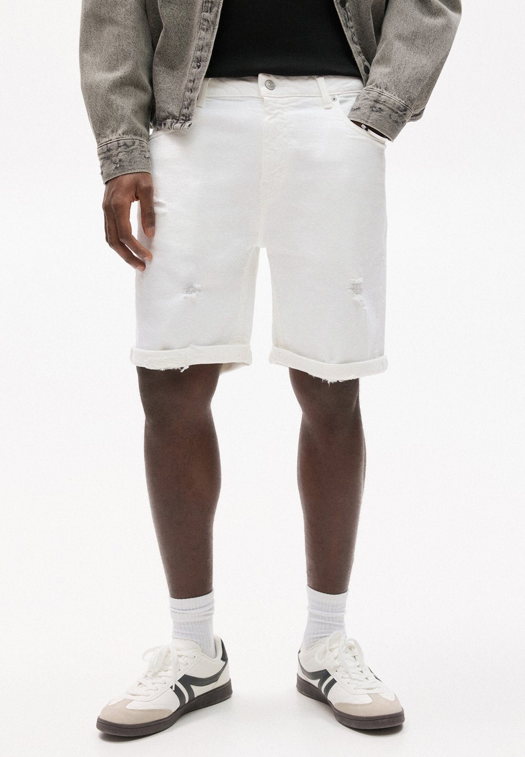 

Джинсовые шорты RIPPED BERMUDA PULL&BEAR, бежевый