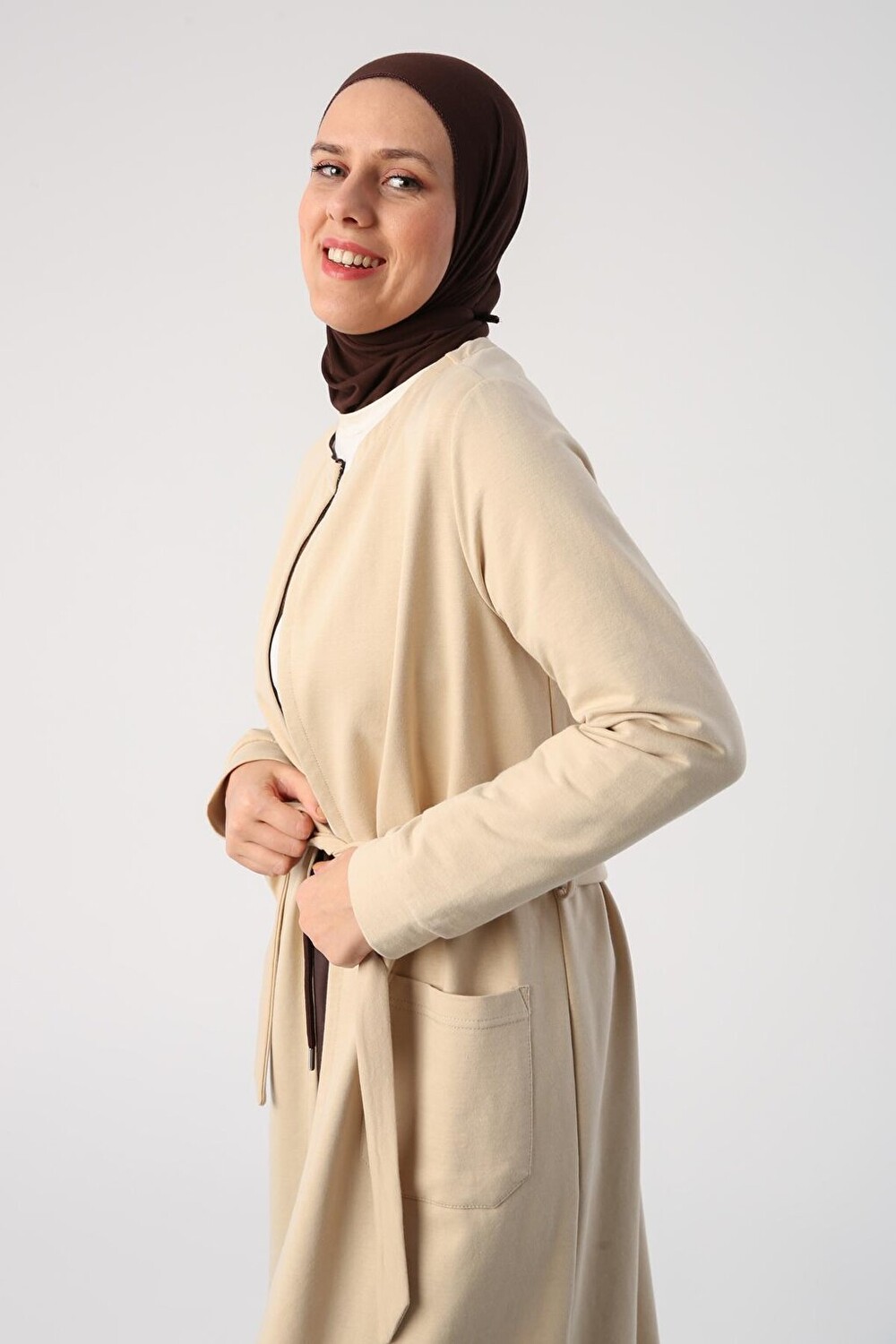 

Beige01 Длинный кардиган с круглым вырезом и карманами с поясом ALL DAY