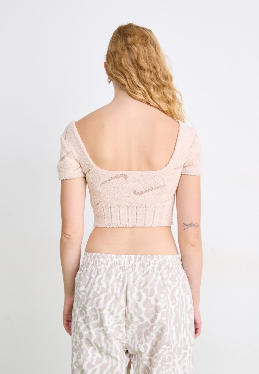 Футболка Nike Sportswear CROP, Silt Red/Malt/Red — фото 3