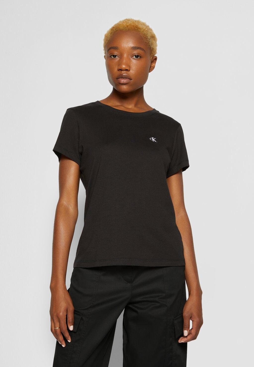 

Базовая футболка Embroidery Slim Tee Calvin Klein, черная