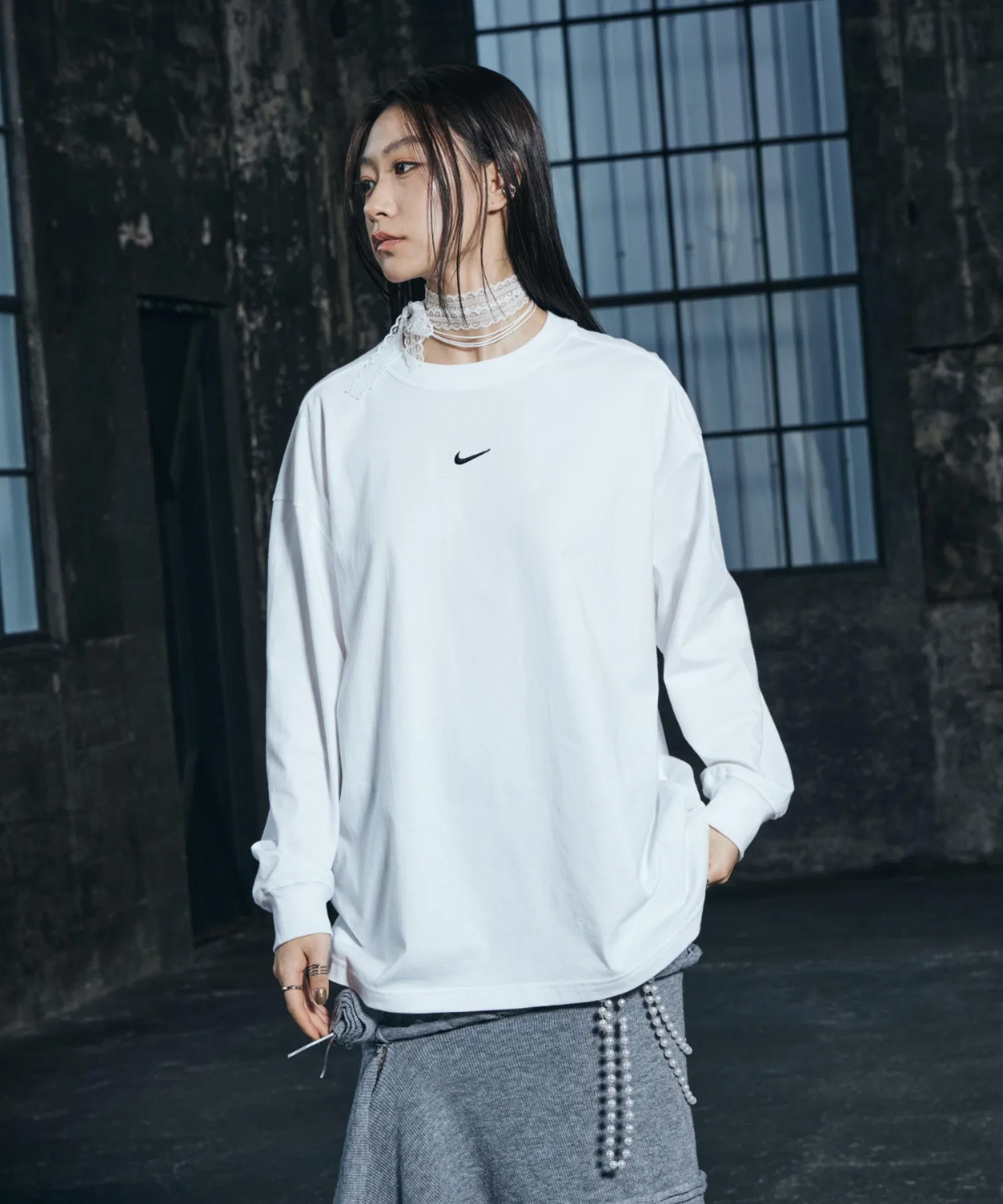 Женская футболка NIKE Oversized с длинным рукавом белая — фото 2