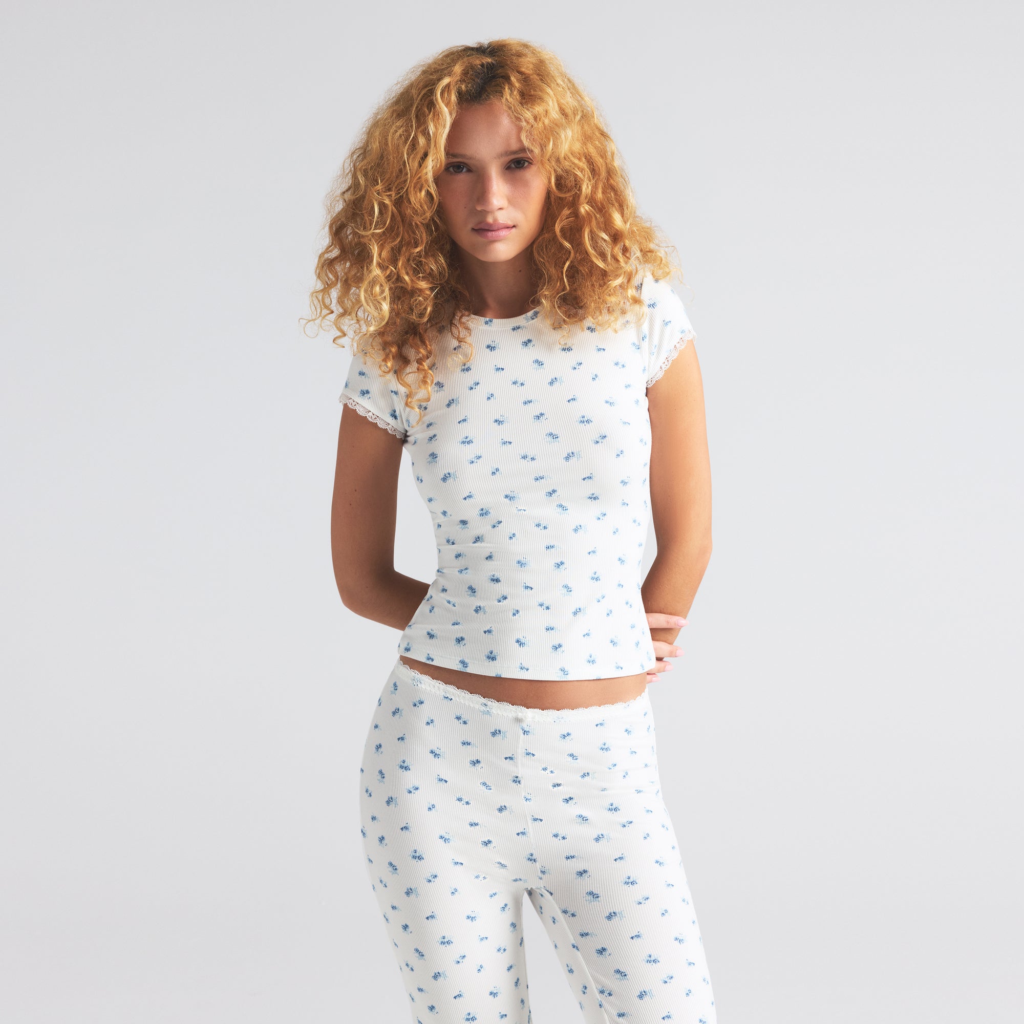 

Футболка SKIMS SOFT LOUNGE LACE, цвет blue garden print