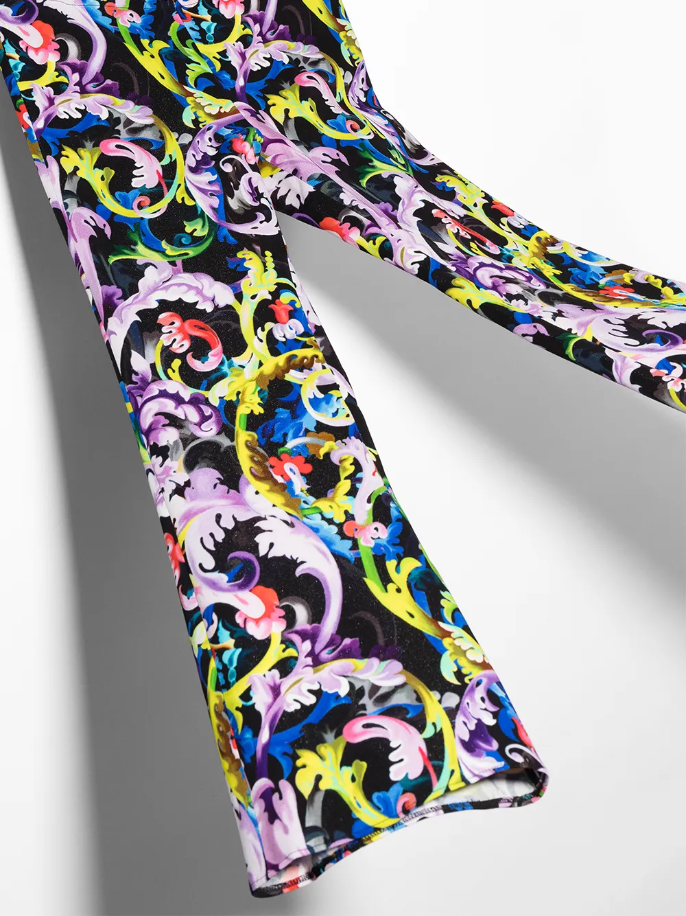 Расклешенные леггинсы с принтом Baroque Versace Kids, черный — фото 4