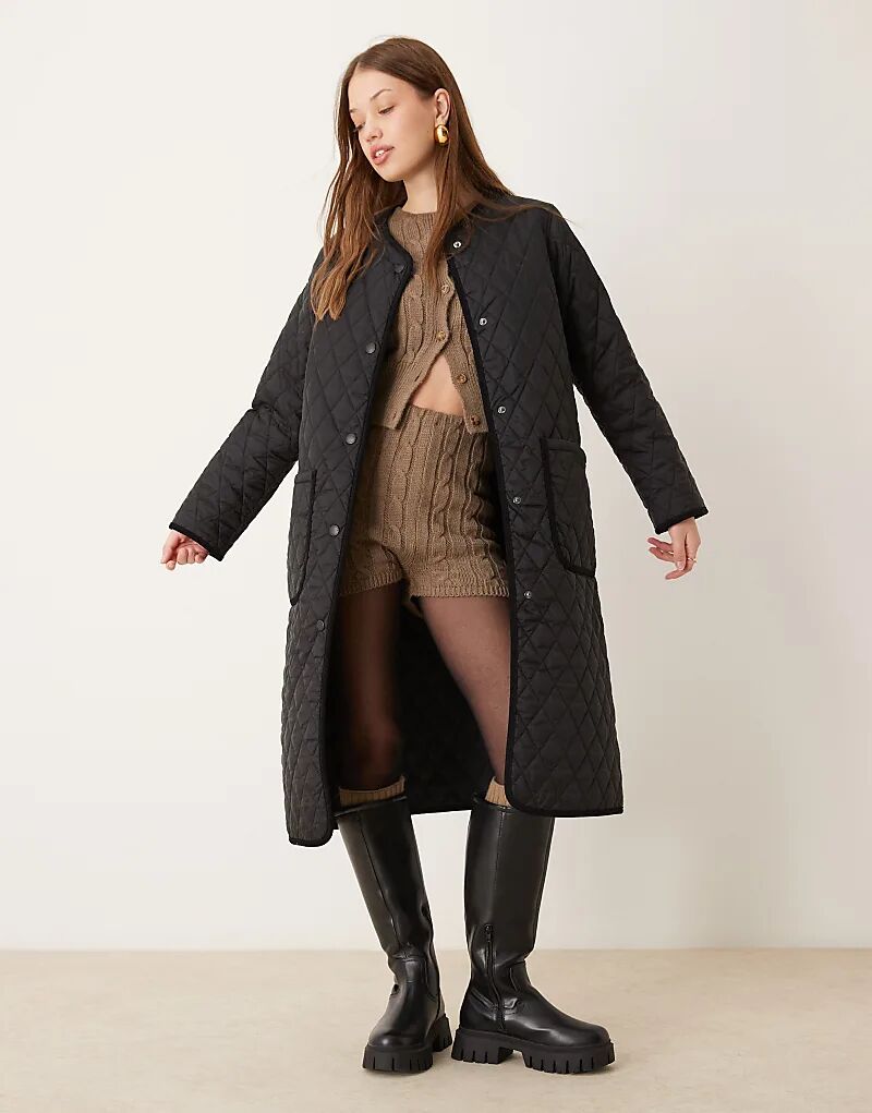 

Женская стеганая куртка с круглым воротником черного цвета Barbour