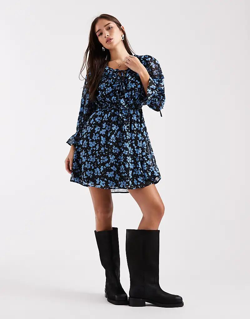 

Мини-платье New Look с цветочным принтом и шифоновой оборкой синего цвета