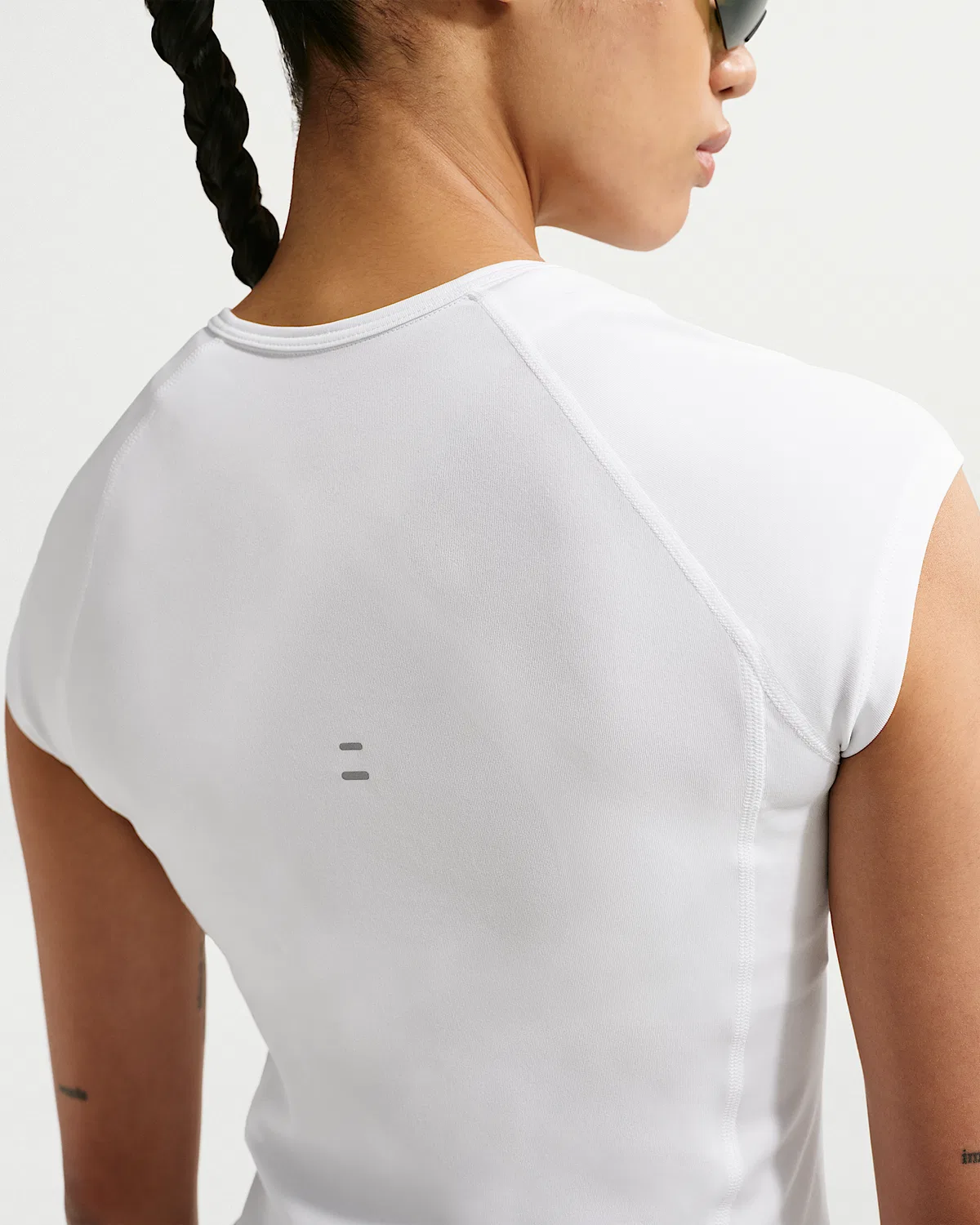 Женский топ для бега Nike Tempo Swoosh Dri-FIT с коротким рукавом, White/Photon Dust/Black — фото 2