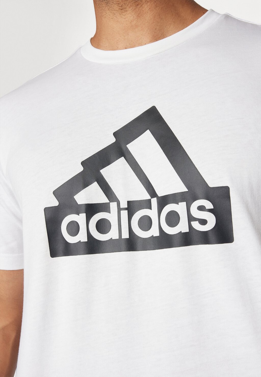 

Футболка с принтом Modern Essentials Graphic Tee adidas Sportswear, белая