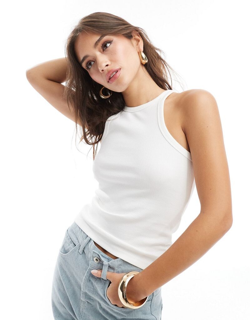 

Белый топ в рубчик с воротником-борцовкой Vero Moda