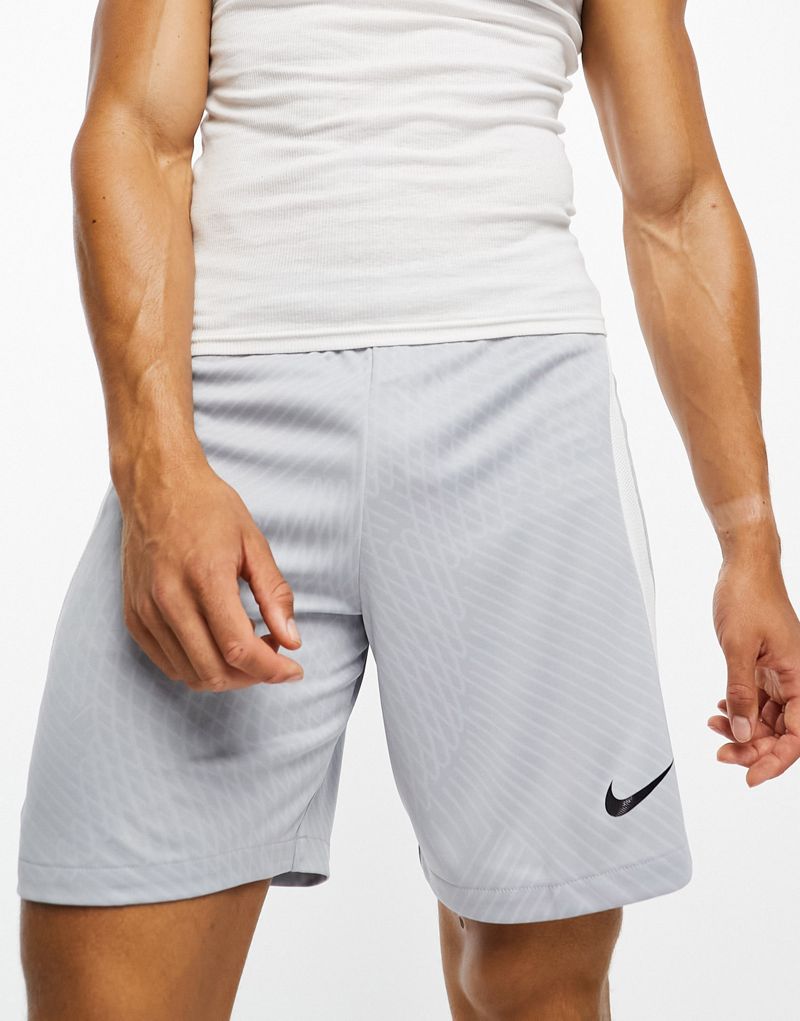 

Серые шорты Nike Dri-FIT Train 5 дюймов