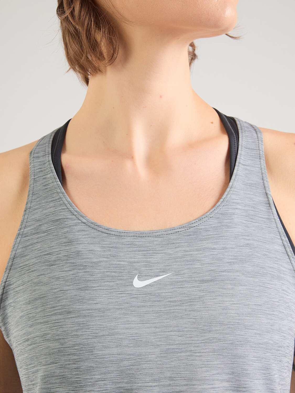 NIKE Спортивный топ в темно-сером цвете — фото 2