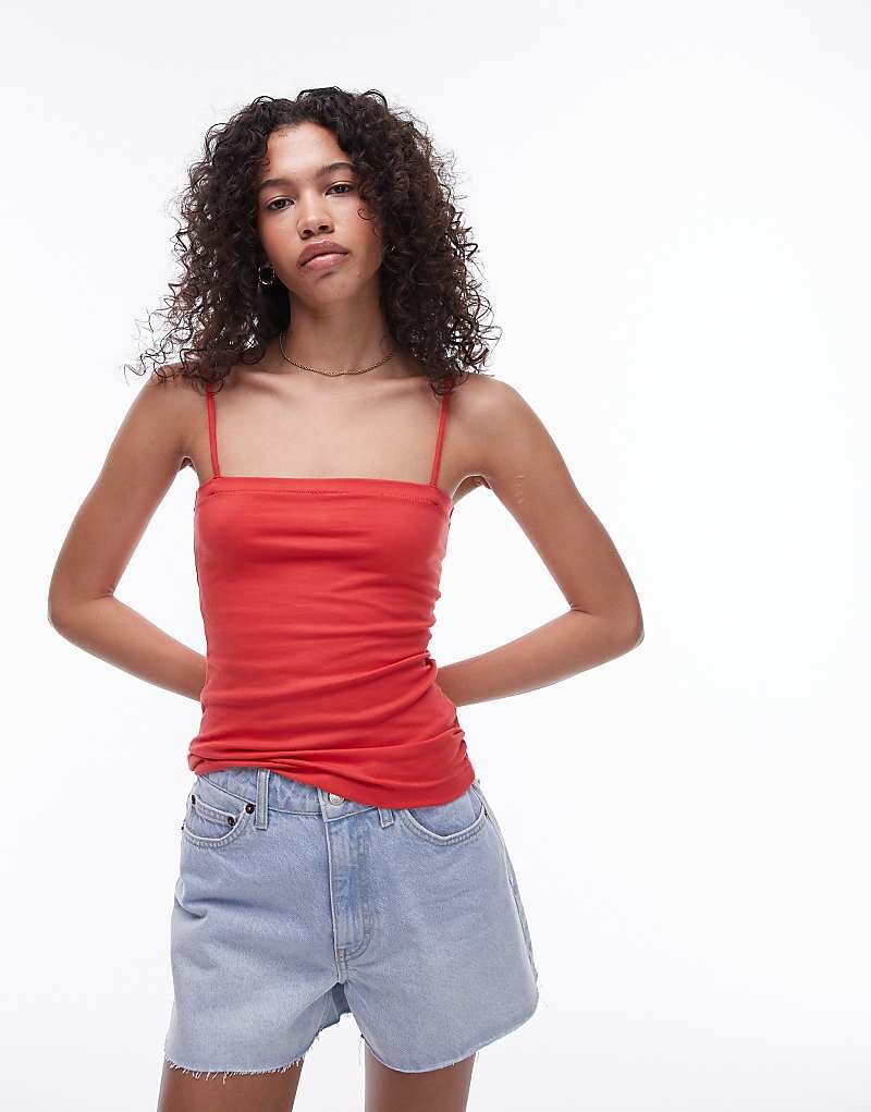 

Красный топ Topshop – на тонких бретельках