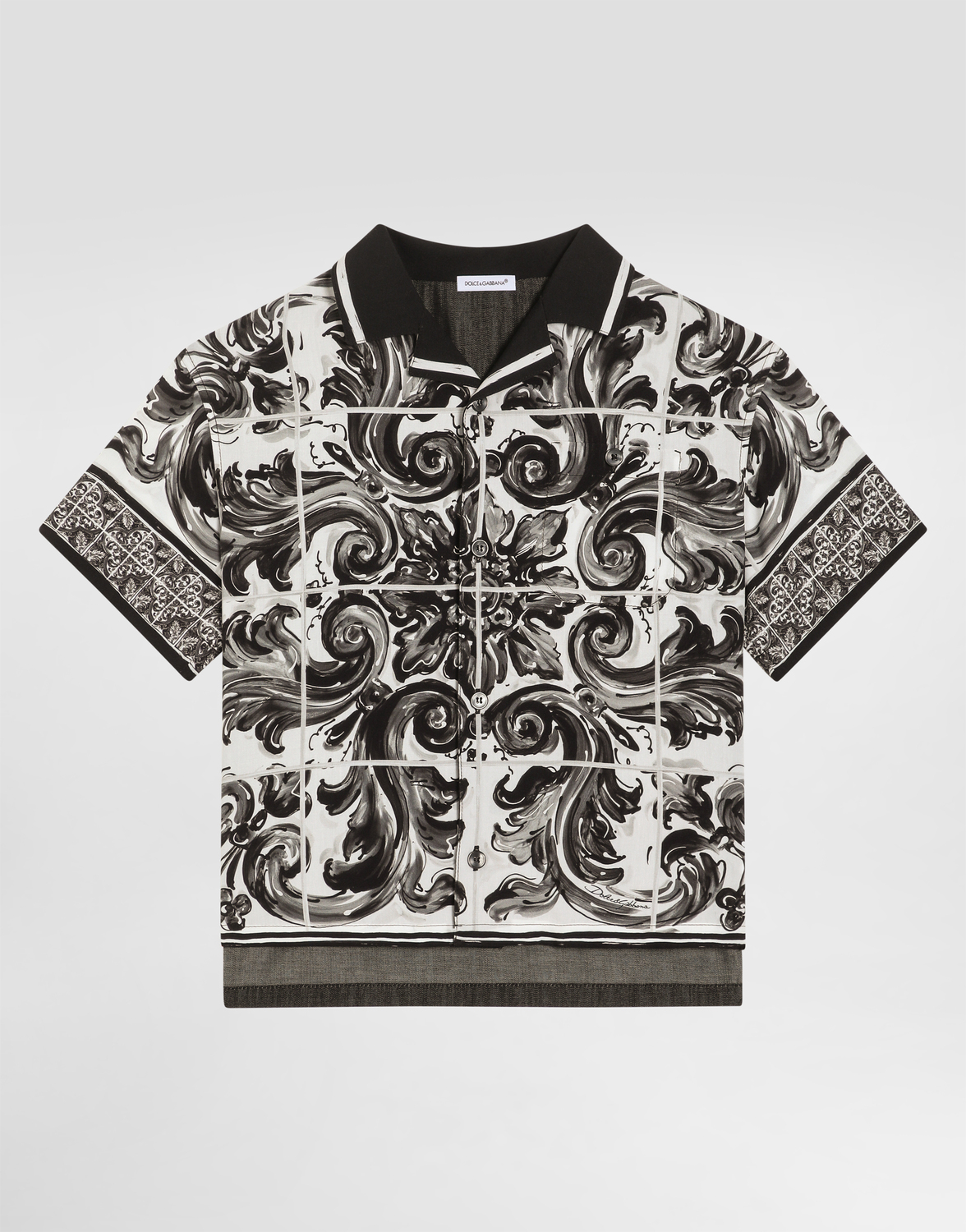 

Джинсовая рубашка с короткими рукавами с принтом мажолика Dolce&Gabbana, мультиколор