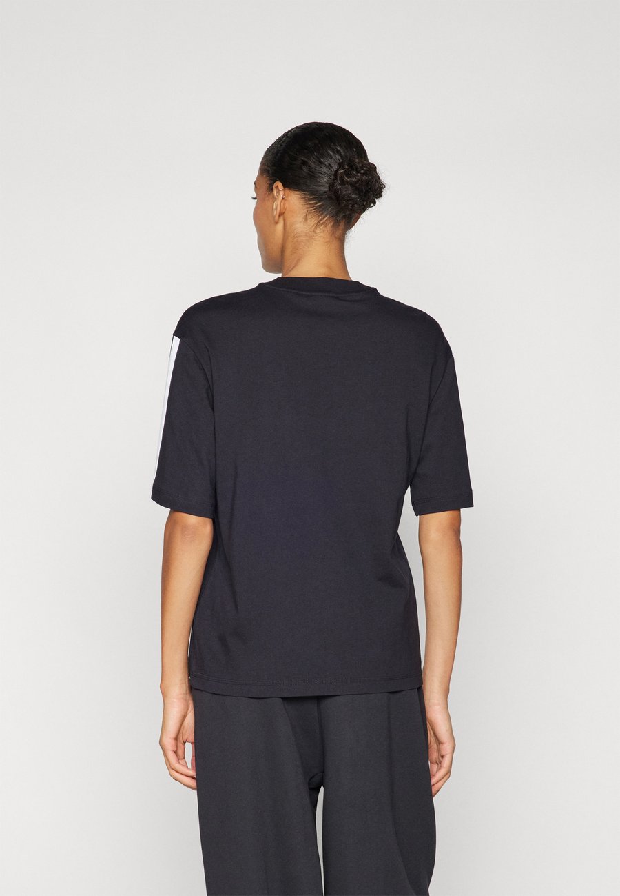 Футболка Adidas Sportswear ESSENTIALS 3 STRIPES BOYFRIEND, Black/White/Black — фото 3