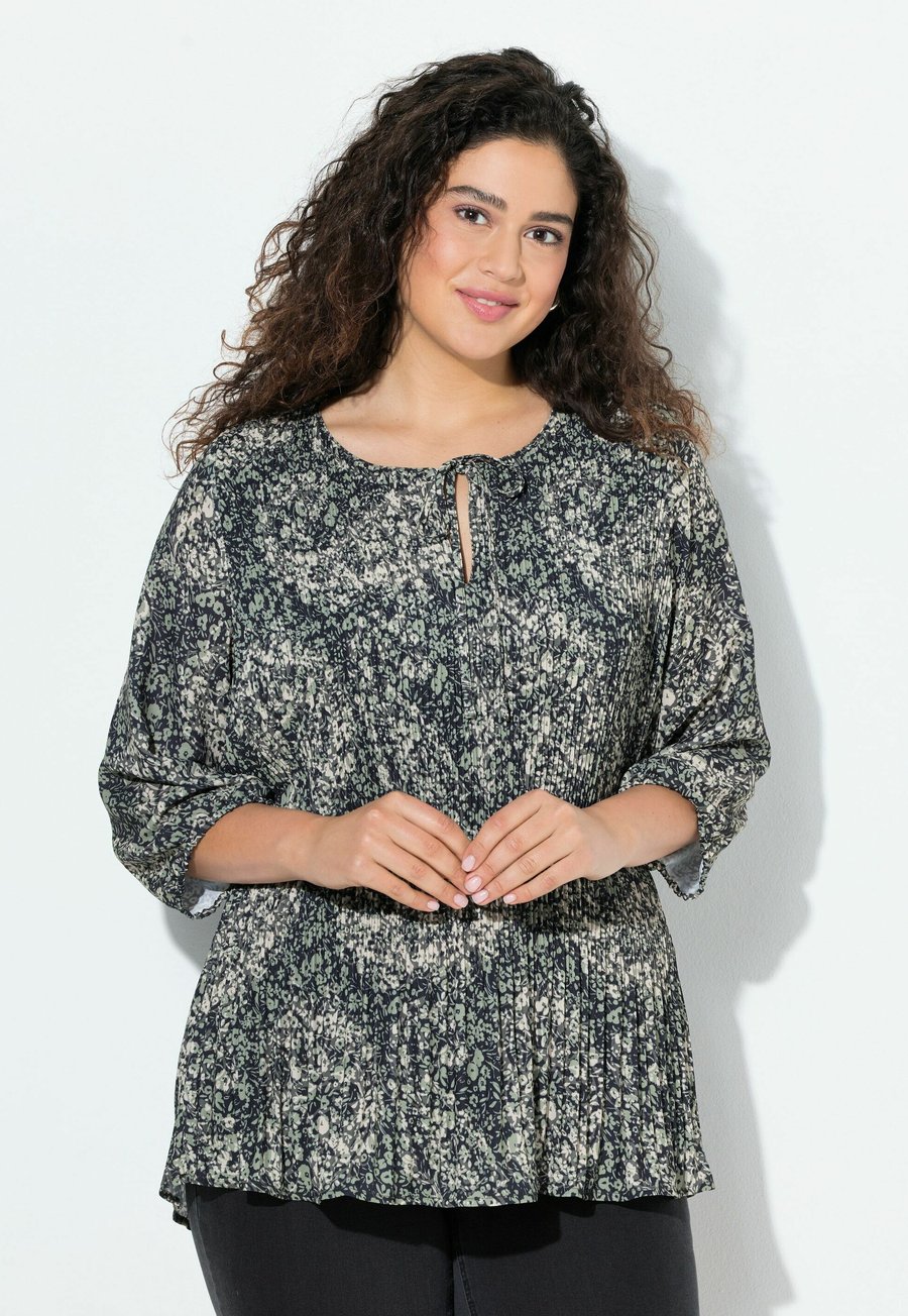 

Блуза Ulla Popken ALLOVER PLEATED 3/4 SLEEVE FLORAL, Olive Grey/Olive