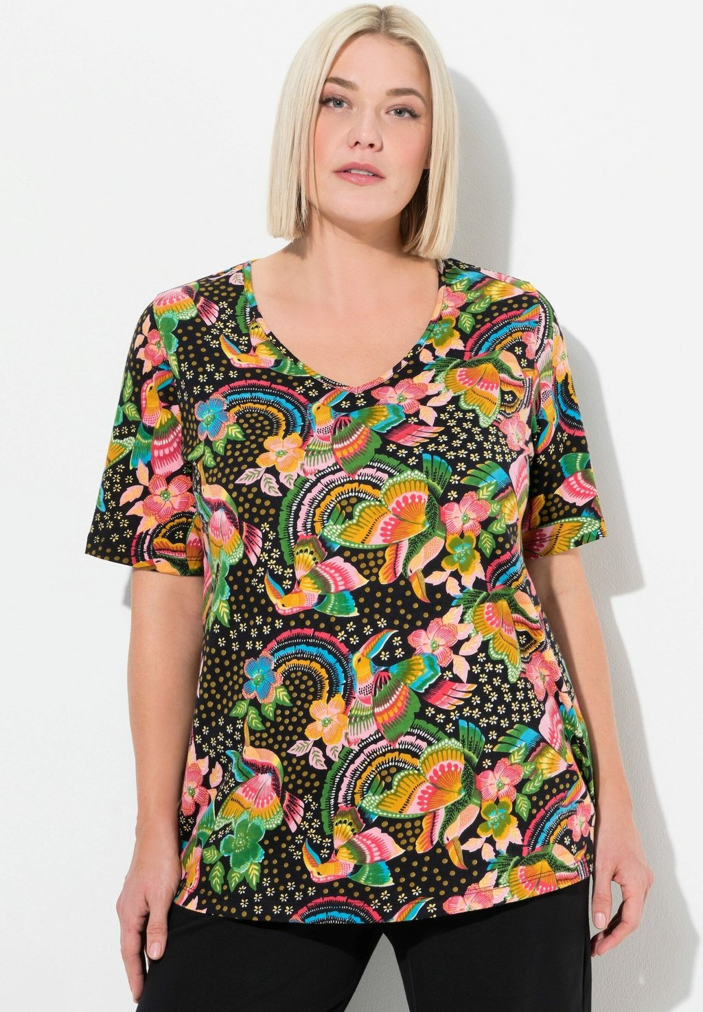 

Футболка с принтом RAINBOW SHORT SLEEVE V-NECK TEE Ulla Popken, черный