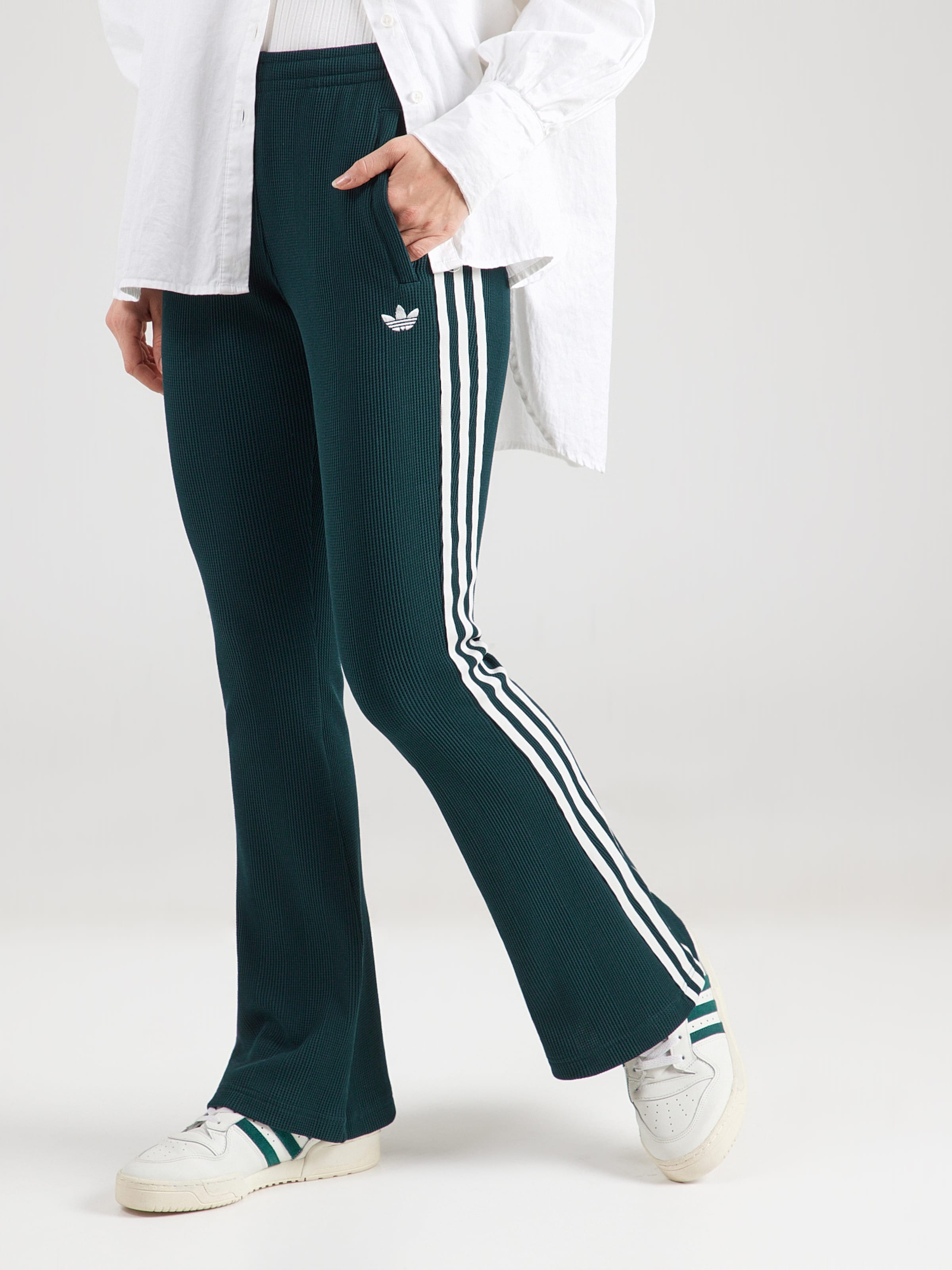 Adidas Originals Расклешенные брюки в темно-зеленом цвете — фото 4