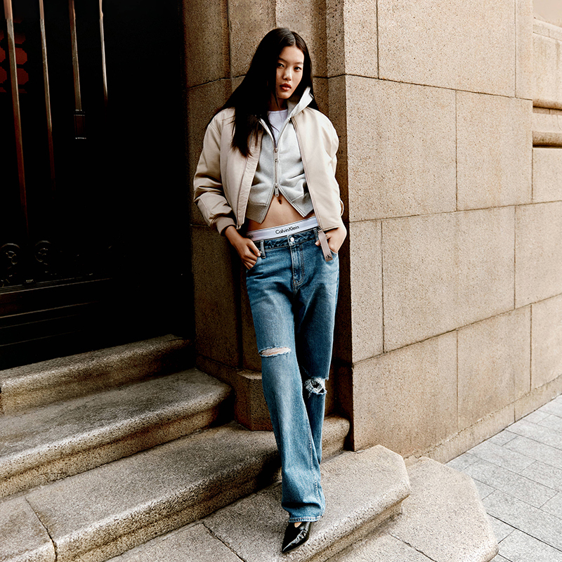 CALVIN KLEIN Jeans Женская Светло-голубая футболка Light Blue 1A4 — фото 3