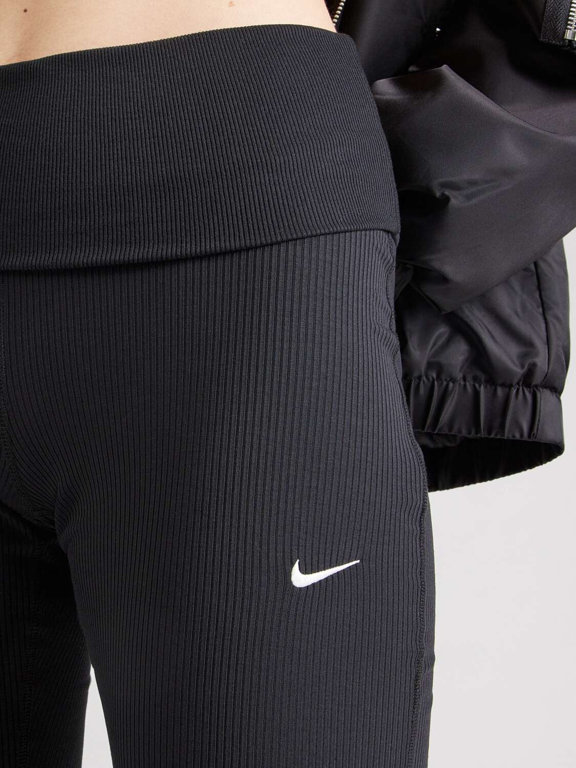 Nike Sportswear Черные леггинсы с расклешенным низом — фото 2