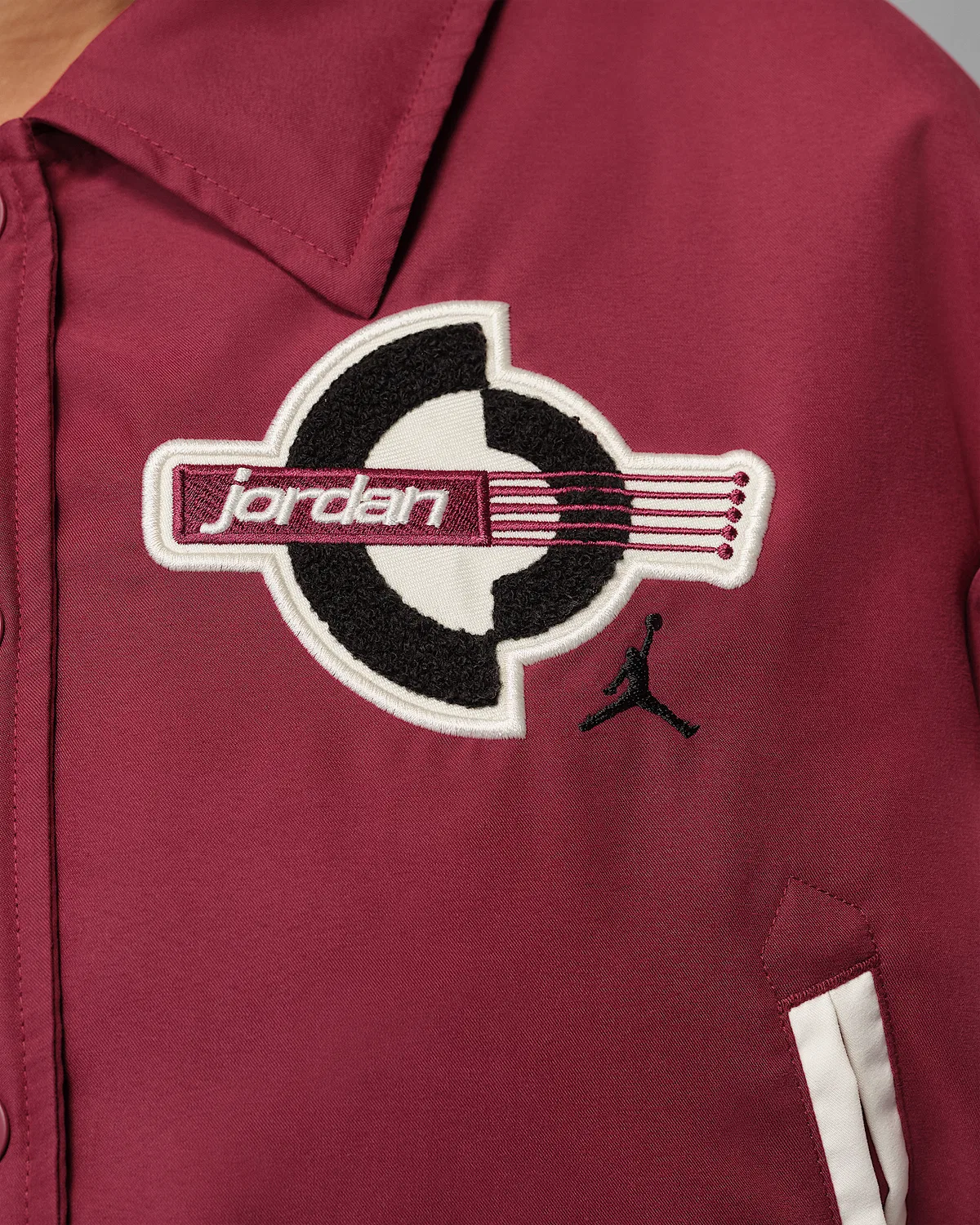 Женская куртка Therma-FIT Varsity Jacket Jordan Brooklyn, Team Red/Pale Ivory/Black — фото 4