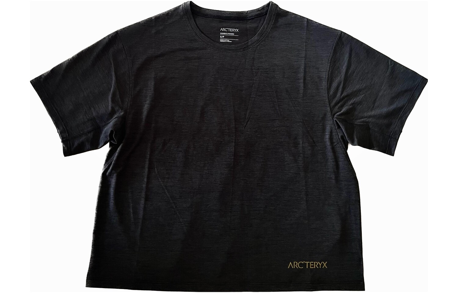 Футболка женская Arcteryx Taema с принтом, черный — фото 3
