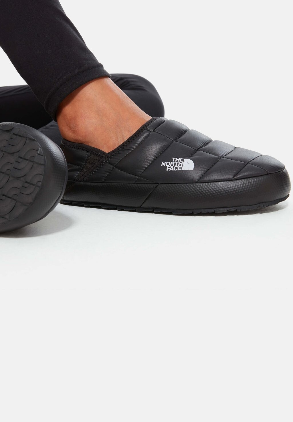 Тапочки The North Face текстильные стеганые, черный
