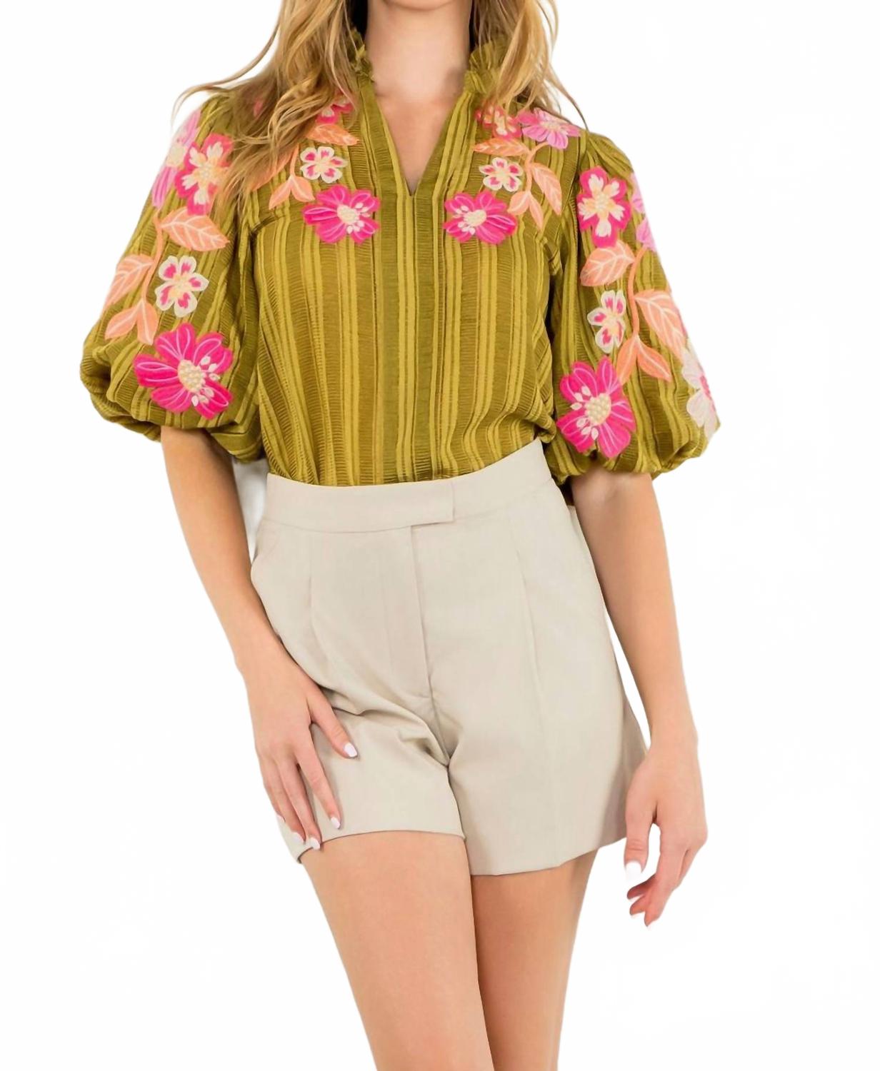 

Оливковый топ с пионами и пышными рукавами THML