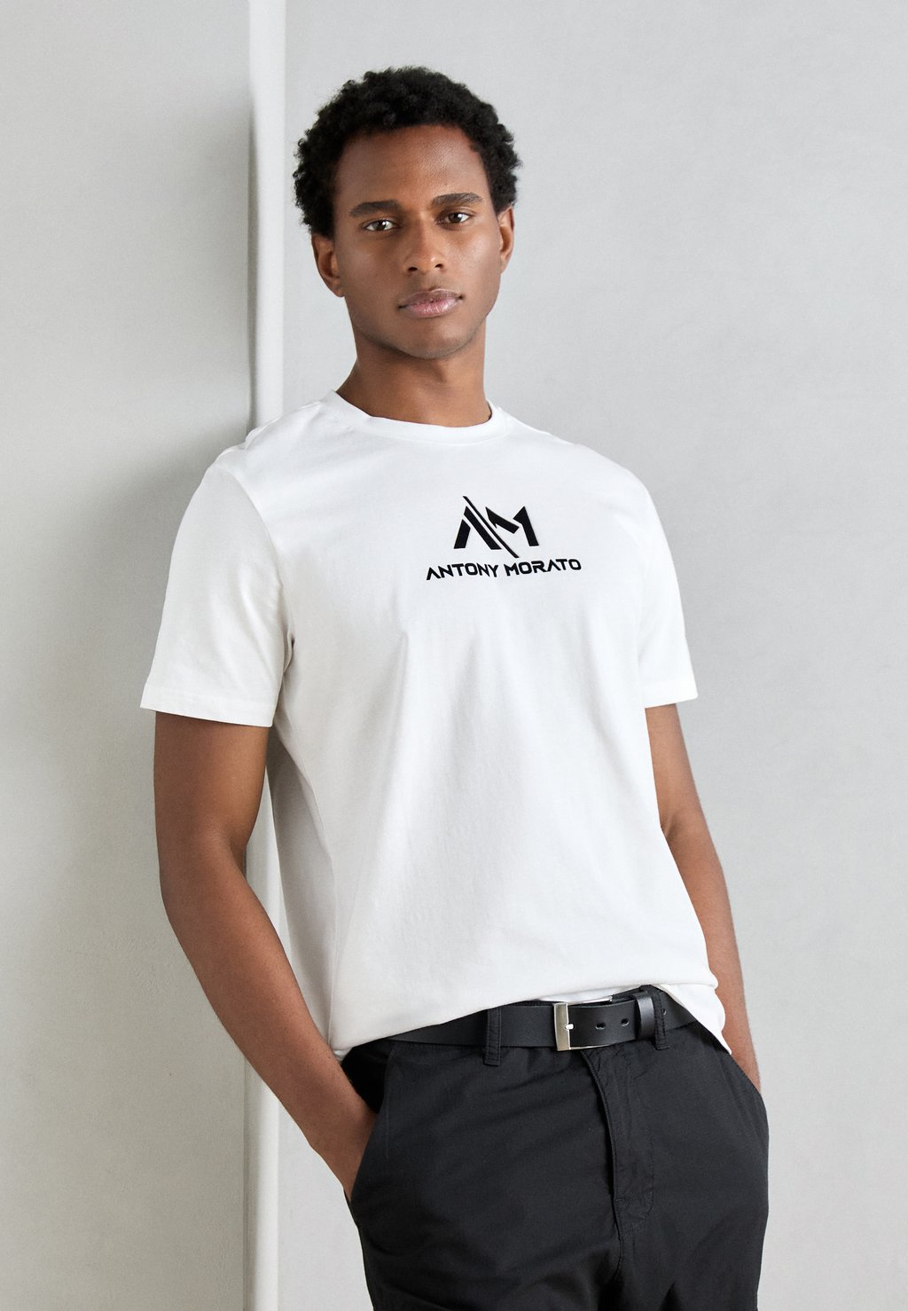 

Футболка с принтом REGULAR FIT WITH MATT AND FLOCK LOGO Antony Morato, молочный