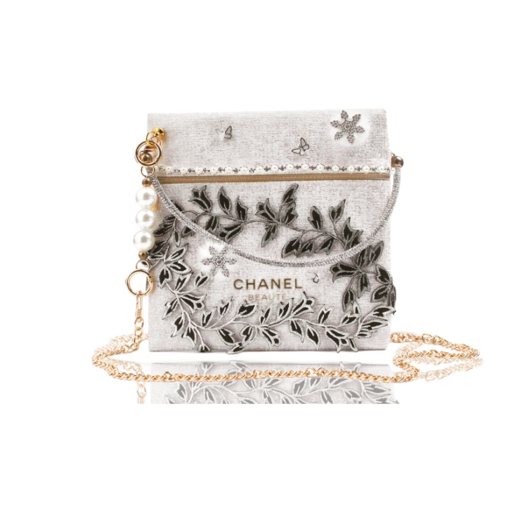 Лимитированная косметичка Chanel Beauté с серебристой вышивкой и жемчужным шармом, бежевый