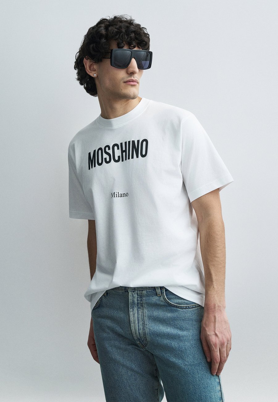 

Футболка MOSCHINO Print T-shirt, Fantasia Bianco/White, Белый, Футболка MOSCHINO Print T-shirt, Fantasia Bianco/White
