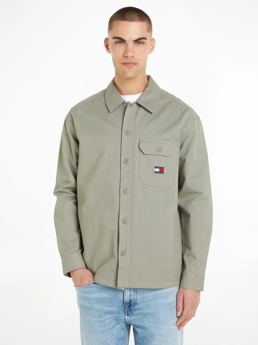 

Рубашка Tommy Jeans с длинными рукавами "TJM ESSENTIAL SOLID OVERSHIRT" и нагрудным карманом на пуговице, цвет Faded Willow